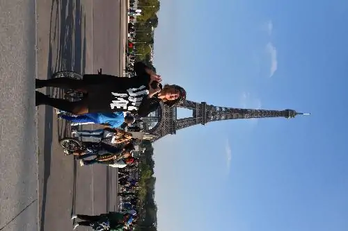 Woman visiting paris t-shirt love me photo
